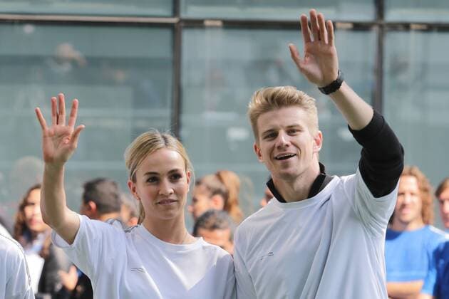 Mexican Grand Prix, Mexico City 27 - 30 October 2016 (L to R): Carmen Jorda (ESP) Renault F1 Team Development Driver and Nico Hulkenberg (GER) Sahara Force India F1 at a charity football match. Mexican Grand Prix, Wednesday 26th October 2016. Mexico City, Mexico. 26.10.2016. 