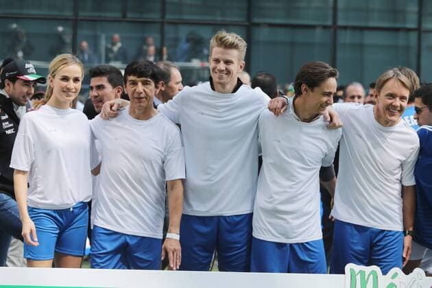 Mexican Grand Prix, Mexico City 27 - 30 October 2016 (L to R): Carmen Jorda (ESP) Renault F1 Team Development Driver; ; Nico Hulkenberg (GER) Sahara Force India F1; Esteban Gutierrez (MEX) Haas F1 Team; and Adrian Fernandez (MEX), at a charity football match. Mexican Grand Prix, Wednesday 26th October 2016. Mexico City, Mexico. 26.10.2016. 