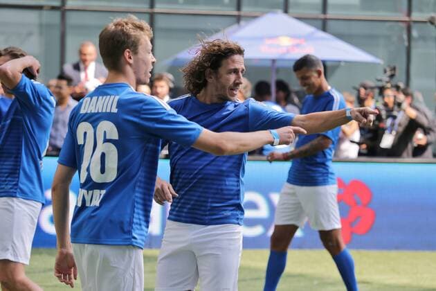 Mexican Grand Prix, Mexico City 27 - 30 October 2016 Daniil Kvyat (RUS) Scuderia Toro Rosso with Carles Puyol (ESP) Retired Football Player, at a charity football match. 26.10.2016. 