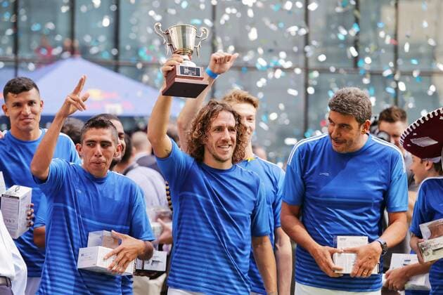 Mexican Grand Prix, Mexico City 27 - 30 October 2016 Carles Puyol (ESP) Retired Football Player with trophy at a charity football match. 26.10.2016. 