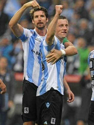 28.10.2016, Fussball 2.Bundesliga 2016 2017,11.Spieltag, TSV 1860 München - Erzgebirge Aue, in der Allianzarena München. Torjubel v.li: Jan Mauersberger (TSV 1860 München) mit Ivica Olic (TSV 1860 München) 
