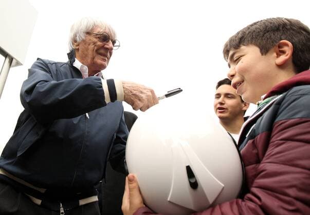 Formula One President Bernie Ecclestone, who turns 86, signs autographs during the free practice of Mexico s Formula One Grand Prix at Hermanos Rodriguez racetrack in Mexico City, Mexico, 28 October 2016. The competition will be held next Sunday 30 October. FREE PRACTICE AT MEXICO S FORMULA ONE GRAND PRIX !ACHTUNG: NUR REDAKTIONELLE NUTZUNG!  MEX001 20161028-636132825068362483