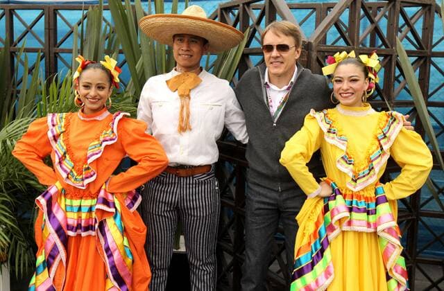 Former Formula One pilot Adrian Fernandez (2R) poses during the free practice of Mexico s Formula One Grand Prix at Hermanos Rodriguez racetrack in Mexico City, Mexico, 28 October 2016. The competition will be held next Sunday 30 October. FREE PRACTICE AT MEXICO S FORMULA ONE GRAND PRIX !ACHTUNG: NUR REDAKTIONELLE NUTZUNG!  MEX001 20161028-636132831705228209