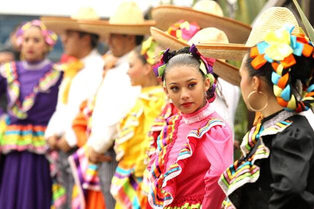 Traditional Mexican dancers pose during the free practice of Mexico s Formula One Grand Prix at Hermanos Rodriguez racetrack in Mexico City, Mexico, 28 October 2016. The competition will be held next Sunday 30 October. FREE PRACTICE AT MEXICO S FORMULA ONE GRAND PRIX !ACHTUNG: NUR REDAKTIONELLE NUTZUNG!  MEX001 20161028-636132832351532066
