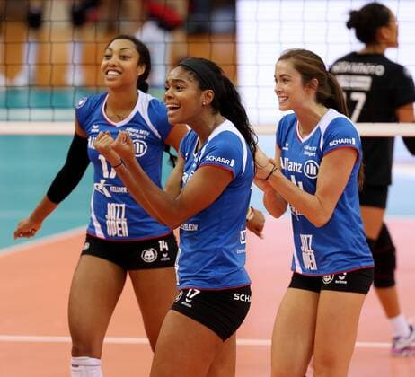 Stuttgart Volleyball Allianz MTV Stuttgart vs. Rote Raben Vilsbiburg, v.l. Aiyana Whitney, Nia Grant und Valerie Nichol (Stuttgart) jubeln und ballen die Fäuste