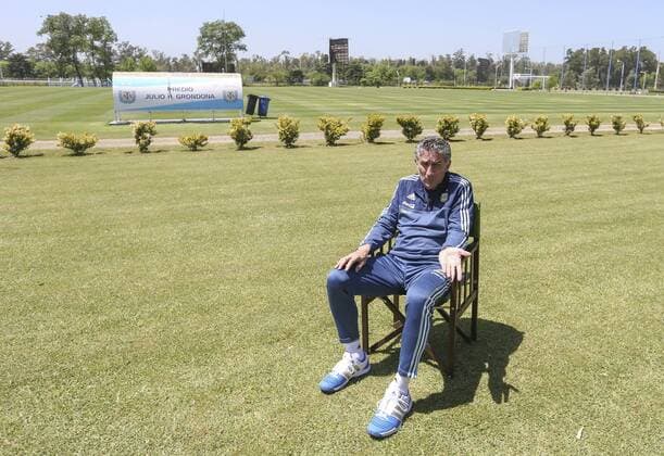 Argentina s national soccer team coach Edgardo Bauza grants an interview to Efe at the Argentinian Soccer Association in Ezeiza, Buenos Aires, 28 October 2016, prior to the matches against Brazil and Colombia for the 2018 FIFA World Cup WM Weltmeisterschaft Fussball Russia qualifiers. Bauza is confident about getting the title for the team. EFE David Fernandez EDGARDO BAUZA ON THE WORLD CUP !ACHTUNG: NUR REDAKTIONELLE NUTZUNG!  BAS001 20161028-636132925296156851