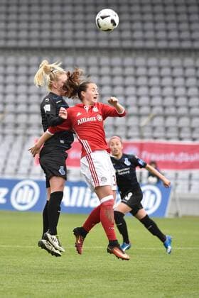 Julia Debitzki (MSV Duisburg Frauenfussball), Sara Daebritz (FC Bayern Muenchen - Frauenfussball), v.li., Aktion, Kopfball, FC Bayern Frauen vs MSV Duisburg, 29.10.16