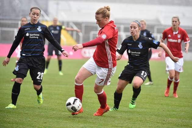 Zsofia Racz (MSV Duisburg Frauenfussball), Melanie Behringer (FC Bayern Muenchen - Frauenfussball), Yvonne Zielinski (MSV Duisburg Frauenfussball), v.li., Aktion, FC Bayern Frauen vs MSV Duisburg, 29.10.16