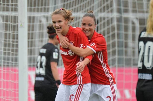 Vivianne Miedema (FC Bayern Muenchen) mit dem 1:0 für den FC Bayern München, Torjubel Vivianne Miedema (FC Bayern Muenchen) und Gina Lewandowski (FC Bayern Muenchen) München, Deutschland, 29.10.2016 - Fussball, Frauenfussball, FC Bayern München - MSV Duisburg, Fussball, Frauenfussball, FC Bayern München - MSV Duisburg, xKLx