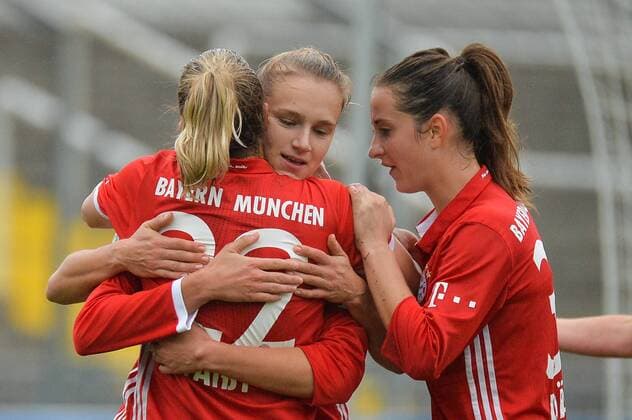 Vivianne Miedema (FC Bayern Muenchen) mit dem 1:0 für den FC Bayern München, Torjubel Vivianne Miedema (FC Bayern Muenchen) und Verena Faisst (FC Bayern Muenchen) und Sara Daebritz (FC Bayern Muenchen) München, Deutschland, 29.10.2016 - Fussball, Frauenfussball, FC Bayern München - MSV Duisburg, Fussball, Frauenfussball, FC Bayern München - MSV Duisburg, xKLx