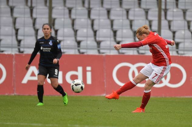 Schuss von Melanie Behringer (FC Bayern Muenchen, Mel Behringer) München, Deutschland, 29.10.2016 - Fussball, Frauenfussball, FC Bayern München - MSV Duisburg, Fussball, Frauenfussball, FC Bayern München - MSV Duisburg, xKLx