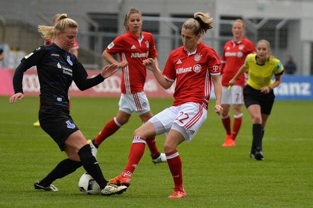 Julia Debitzki (MSV Duisburg) gegen Verena Faisst (FC Bayern Muenchen) München, Deutschland, 29.10.2016 - Fussball, Frauenfussball, FC Bayern München - MSV Duisburg, Fussball, Frauenfussball, FC Bayern München - MSV Duisburg, xKLx