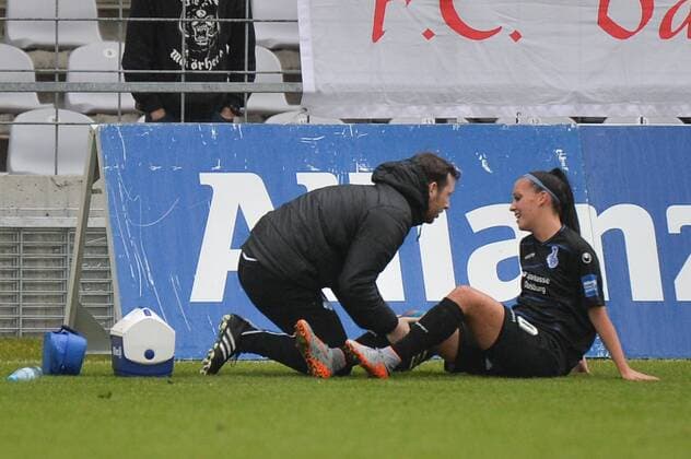Sofia Nati (MSV Duisburg) verletzt am Boden, wird behandelt, Schmerzen, Verletzung München, Deutschland, 29.10.2016 - Fussball, Frauenfussball, FC Bayern München - MSV Duisburg, Fussball, Frauenfussball, FC Bayern München - MSV Duisburg, xKLx