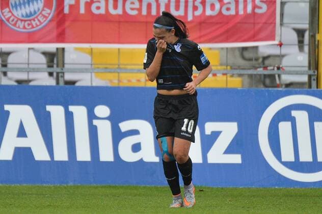 Sofia Nati (MSV Duisburg) kehrt nach Behandlung ins Spiel zurück München, Deutschland, 29.10.2016 - Fussball, Frauenfussball, FC Bayern München - MSV Duisburg, Fussball, Frauenfussball, FC Bayern München - MSV Duisburg, xKLx