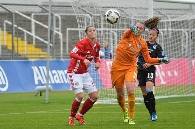 Parade von Lena Nuding (Torwart MSV Duisburg) gegen Nora Holstad Berge (FC Bayern Muenchen) München, Deutschland, 29.10.2016 - Fussball, Frauenfussball, FC Bayern München - MSV Duisburg, Fussball, Frauenfussball, FC Bayern München - MSV Duisburg, xKLx