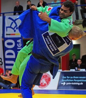 Judo, Bundesliga Finale in Hamburg Halbfinale beim Bundesliga-Finale der Männer in Hamburg: Dario Kurbjeweit Garcia (blau) vom Hamburger Judo-Team kämpft in der Klasse bis 100 Kilogramm gegen Ferdinand Ansah (SU Witten Annen)