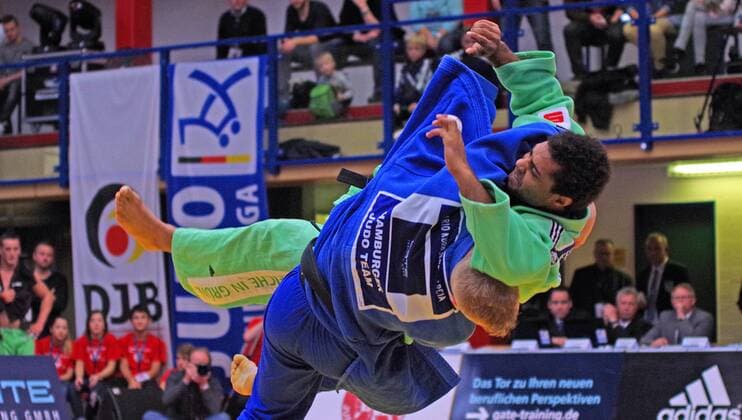 Judo, Bundesliga Finale in Hamburg Halbfinale beim Bundesliga-Finale der Männer in Hamburg: Dario Kurbjeweit Garcia (blau) vom Hamburger Judo-Team kämpft in der Klasse bis 100 Kilogramm gegen Ferdinand Ansah (SU Witten Annen)
