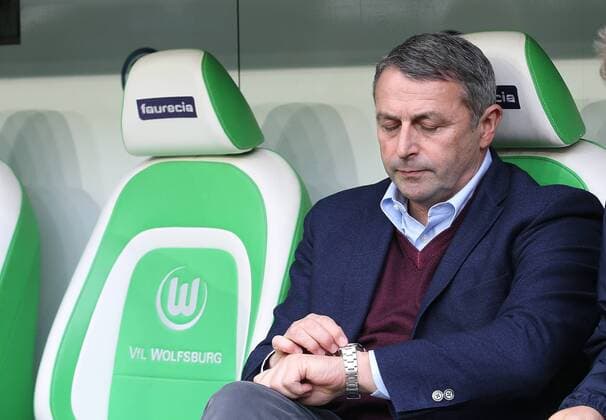 Blick auf die Uhr, Manager Klaus Allofs (Wolfsburg)