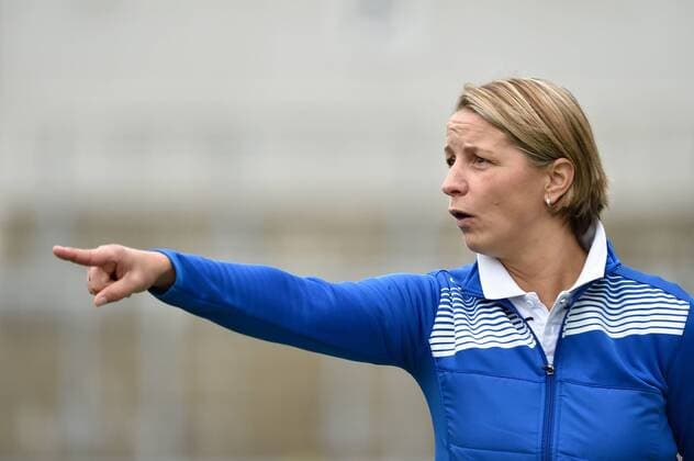 Inka Grings, Trainerin (MSV Duisburg Frauenfussball), Einzelbild, Fingerzeig, Handzeichen, FC Bayern Frauen vs MSV Duisburg, 29.10.16