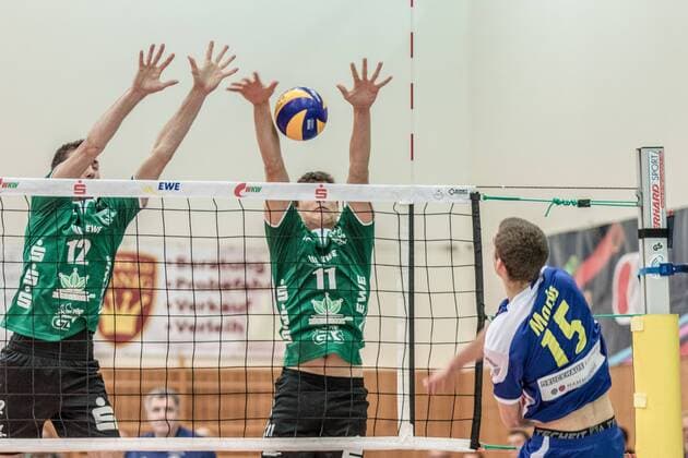 Angriff Christoph Marks (15-Solingen) gegen Block Theo Timmermann (11-Netzhoppers) und Daniel Heinecke (12-Netzhoppers) 29.10.2016, Volleyball-Bundesliga, Männer
