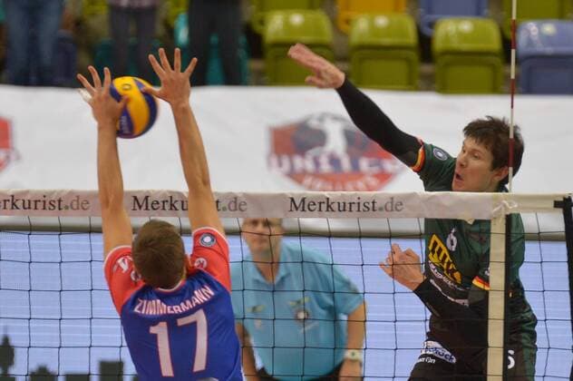 29.10.2016, xtkx, Volleyball 1.Bundesliga Herren, United Volleys - TV Buehl, emspor, v.l. Jan Zimmermann (United Volleys) , Ilya Zhilin (Buehl) , Frankfurt am Main