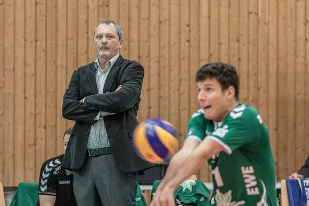 Mirko Culic (Trainer-Netzhoppers) und Annahme Theo Timmermann (11-Netzhoppers) 29.10.2016, Volleyball-Bundesliga, Männer