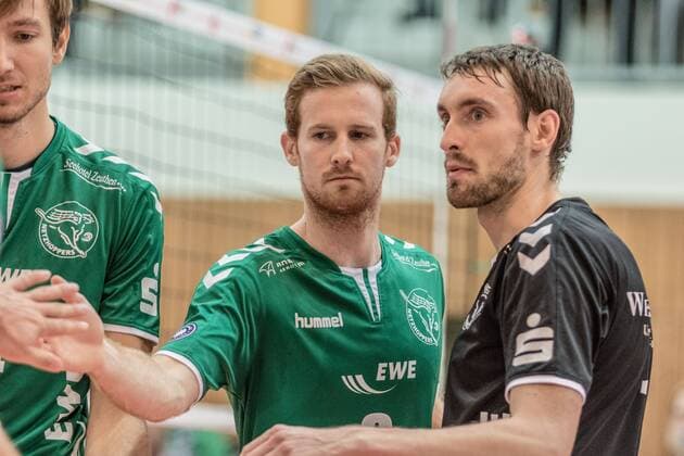 Taylor Douglas Hammond (03-Netzhoppers) li und Matthias Penk (01-Netzhoppers) re 29.10.2016, Volleyball-Bundesliga, Männer