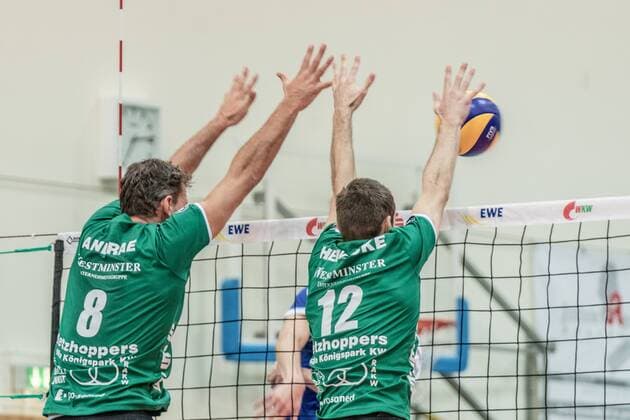 Block Björn Andrae (08-Netzhoppers) und Daniel Heinecke (12-Netzhoppers) 29.10.2016, Volleyball-Bundesliga, Männer