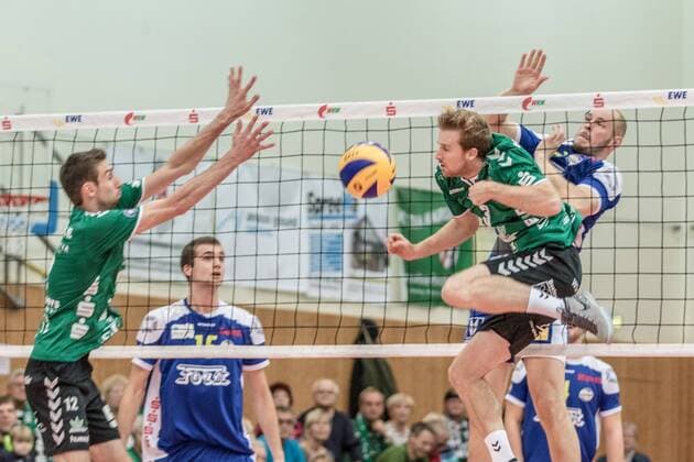 Angriff Toni Mester (07-Solingen) gegen Taylor Douglas Hammond (03-Netzhoppers) mi und Daniel Heinecke (12-Netzhoppers) 29.10.2016, Volleyball-Bundesliga, Männer