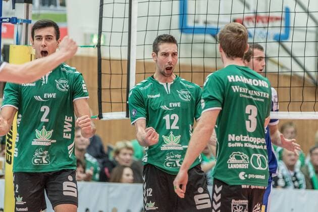 Jubel vlnr: Filip Gavenda (02-Netzhoppers), Daniel Heinecke (12-Netzhoppers) und Taylor Douglas Hammond (03-Netzhoppers) 29.10.2016, Volleyball-Bundesliga, Männer