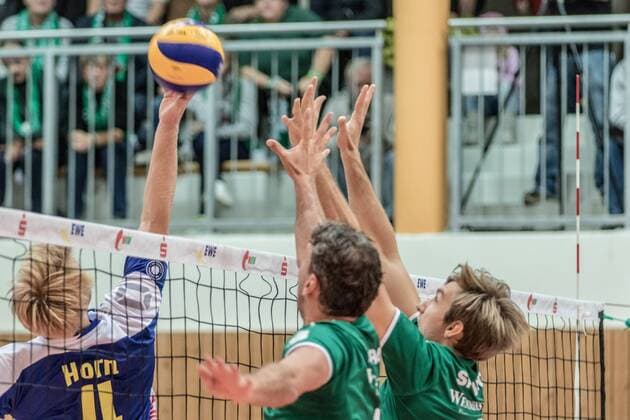 Angriff Oskar Klingner (11-Solingen) gegen Block Björn Andrae (08-Netzhoppers) und Paul Sprung (14-Netzhoppers) 29.10.2016, Volleyball-Bundesliga, Männer