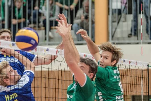 Angriff Oskar Klingner (11-Solingen) gegen Block Björn Andrae (08-Netzhoppers) und Paul Sprung (14-Netzhoppers) 29.10.2016, Volleyball-Bundesliga, Männer