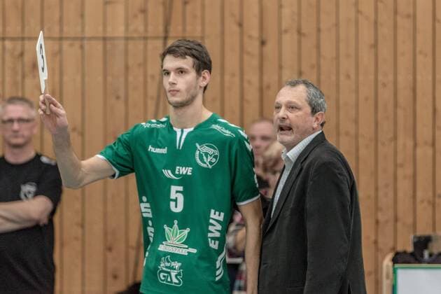 Auswechslung Iven Fietje Ferch (05-Netzhoppers) und Mirko Culic (Trainer-Netzhoppers) 29.10.2016, Volleyball-Bundesliga, Männer