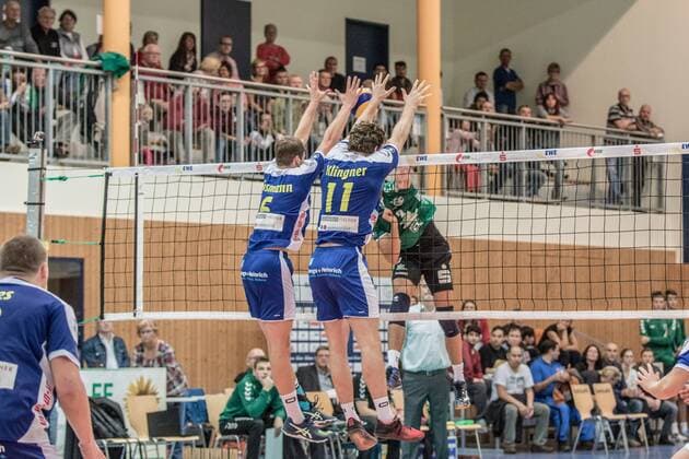 Angriff Björn Andrae (08-Netzhoppers) gegen Block Christian Gosmann (06-Solingen) li und Oskar Klingner (11-Solingen) 29.10.2016, Volleyball-Bundesliga, Männer