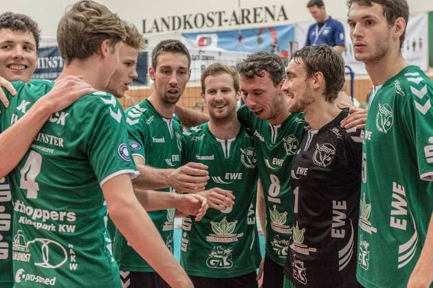 Mannschaft Jubel vlnr: Theo Timmermann (11-Netzhoppers), Sascha Uwe Kaleck (04-Netzhoppers), Robin Hafemann (07-Netzhoppers), Daniel Heinecke (12-Netzhoppers), Taylor Douglas Hammond (03-Netzhoppers), Björn Andrae (08-Netzhoppers), Matthias Penk (01-Netzhoppers), Iven Fietje Ferch (05-Netzhoppers) 29.10.2016, Volleyball-Bundesliga, Männer