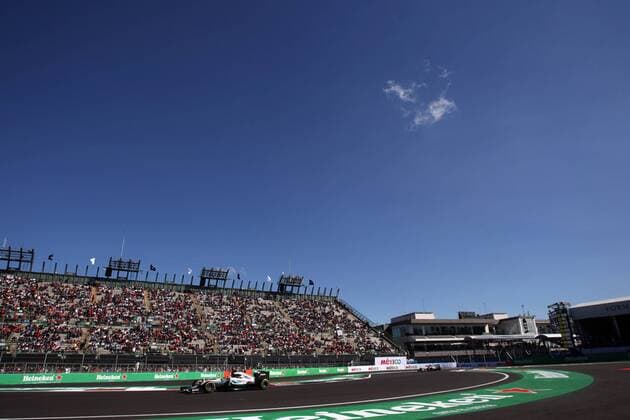 Mexican Grand Prix, Mexico City 27 - 30 October 2016 29.10.2016 - Free Practice 3, Lewis Hamilton (GBR) Mercedes AMG F1 W07 Hybrid leads Nico Rosberg (GER) Mercedes AMG F1 W07 Hybrid 