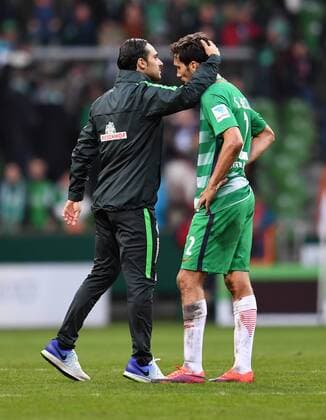 FUSSBALL 1. BUNDESLIGA SAISON 2016 2017 SV Werder Bremen - SC Freiburg 29.10.2016 Trainer Alexander Nouri und Santiago Garcia (v.l., beide SV Werder Bremen) sind nach dem Abpfiff enttaeuscht 