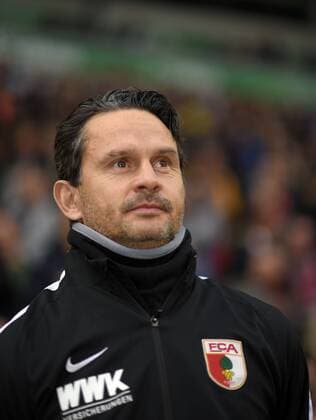 29.10.2016, Fussball 1.Bundesliga 2016 2017, 9.Spieltag, FC Augsburg - FC Bayern München, in der WWK-Arena in Augsburg. Trainer Dirk Schuster (FC Augsburg) nachdenklich. 
