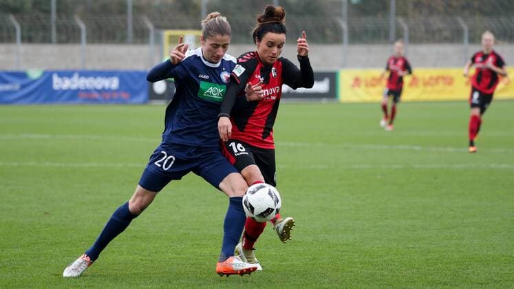 v.li.: Bianca Schmidt (Potsdam, 20), Lina Maria Magull (Freiburg, 16), Zweikampf, Duell, duel, tackle, tackling, Dynamik, Action, Aktion, Fussball, Allianz Frauen-Bundesliga, SC Freiburg - 1. FFC Turbine Potsdam, xozx