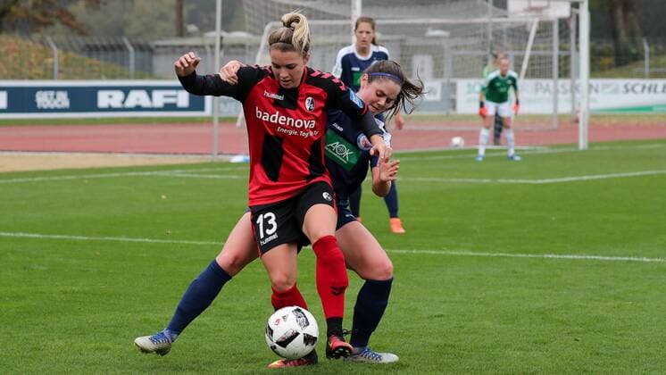 v.li.: Sandra Starke (Freiburg, 13), Sarah Zadrazil (Potsdam, 27), Zweikampf, Duell, duel, tackle, tackling, Dynamik, Action, Aktion, Fussball, Allianz Frauen-Bundesliga, SC Freiburg - 1. FFC Turbine Potsdam, xozx