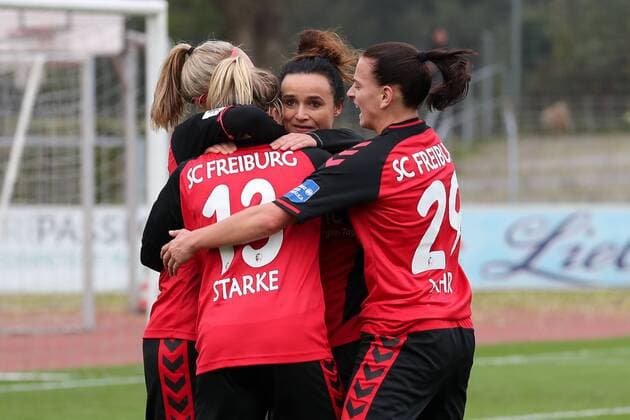 Spielerinnen des SC Freiburg jubeln mit Torschützin Lina Maria Magull (Freiburg, 16, Mitte), jubeln über das Tor zum 1:0, Jubel, Torjubel, Torerfolg, celebrate the goal, goal, celebration, Jubel ueber das Tor, optimistisch, Action, Aktion, Fussball, Allianz Frauen-Bundesliga, SC Freiburg - 1. FFC Turbine Potsdam, xozx