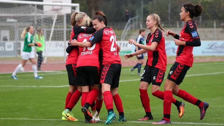Spielerinnen des SC Freiburg jubeln über das Tor zum 1:0, Jubel, Torjubel, Torerfolg, celebrate the goal, goal, celebration, Jubel ueber das Tor, optimistisch, Action, Aktion, Fussball, Allianz Frauen-Bundesliga, SC Freiburg - 1. FFC Turbine Potsdam, xozx