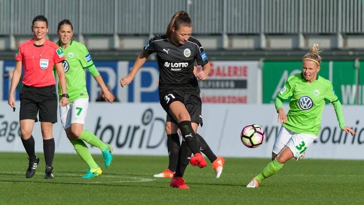 Tanja Pawollek (1. FFC Frankfurt, 31) am Ball, Fussball, Allianz Frauen-Bundesliga, VfL Wolfsburg - 1. FFC Frankfurt, xobx