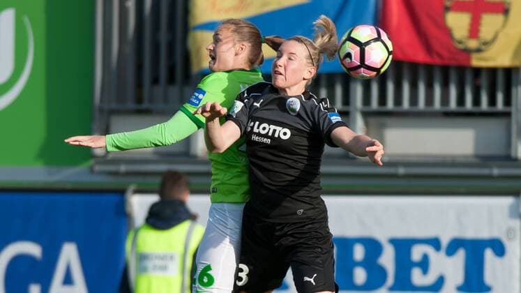 v.li.: Caroline Graham Hansen (VfL Wolfsburg, 26) im Kopfballduell, Kopfball, Zweikampf mit Marith Prießen (Priessen, 1. FFC Frankfurt, 13), Fussball, Allianz Frauen-Bundesliga, VfL Wolfsburg - 1. FFC Frankfurt, xobx