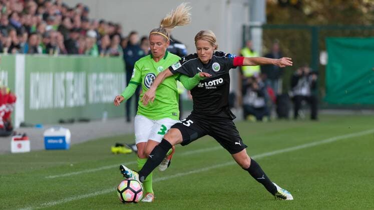 v.li.: Julia Simic (VfL Wolfsburg, 31) im Zweikampf mit Saskia Bartusiak (1. FFC Frankfurt, 25), Fussball, Allianz Frauen-Bundesliga, VfL Wolfsburg - 1. FFC Frankfurt, xobx