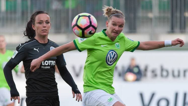 v.li.: Peggy Nietgen (Kuznik, 1. FFC Frankfurt, 27) im Zweikampf mit Alexandra Popp (VfL Wolfsburg, 11), Fussball, Allianz Frauen-Bundesliga, VfL Wolfsburg - 1. FFC Frankfurt, xobx