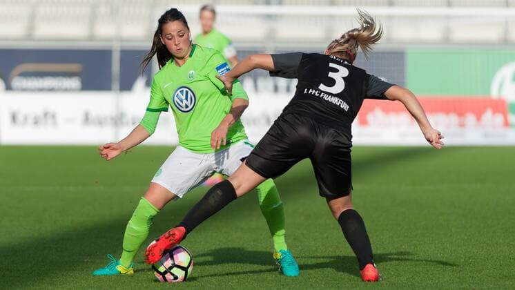 v.li.: Sara Björk Gunnarsdottir (Bjoerk, VfL Wolfsburg, 7) im Zweikampf mit Laura Störzel (Stoerzel, 1. FFC Frankfurt, 3), Fussball, Allianz Frauen-Bundesliga, VfL Wolfsburg - 1. FFC Frankfurt, xobx