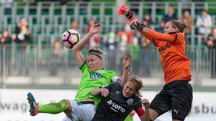 v.li.: Nilla Fischer (VfL Wolfsburg, 4), Saskia Bartusiak (1. FFC Frankfurt, 25) und Torhüterin, Torwart Desiree Schumann (1. FFC Frankfurt, 1) im Zweikampf, Dreikampf, Fussball, Allianz Frauen-Bundesliga, VfL Wolfsburg - 1. FFC Frankfurt, xobx