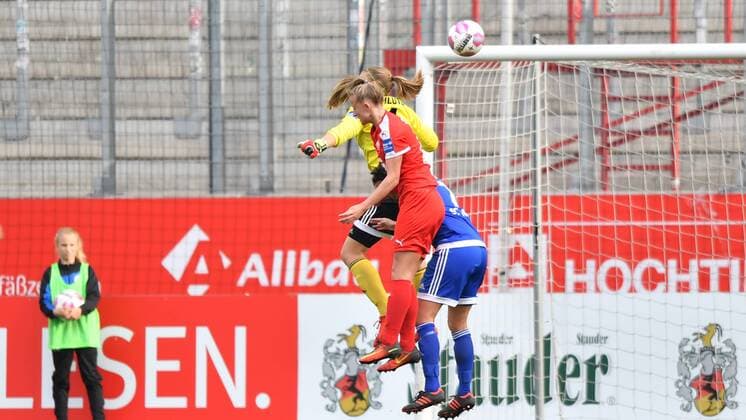 Carina Schlüter (SC Sand) (1) kommt zu spät vor Lea Schüller (SGS Essen) (24) - Kopfballtor 1:0 SGS Essen, Allianz Frauen-Bundesliga : SGS Essen - SC Sand, xmkx