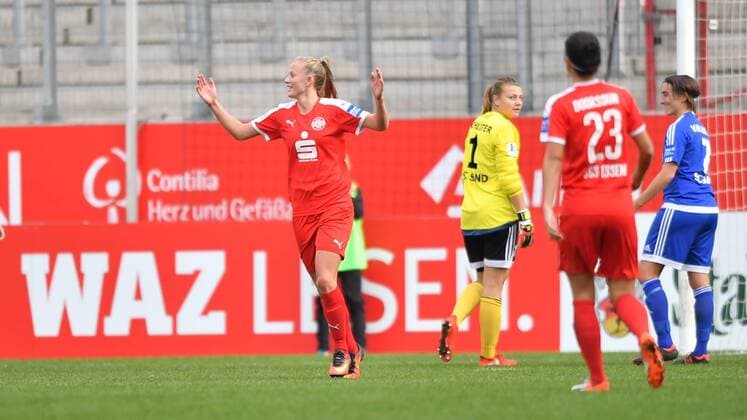 Jubel, Freuen, celebrate, happy, cheer , Goal Celebration Torschützin Lea Schüller (SGS Essen) (24) zum 1:0, Allianz Frauen-Bundesliga : SGS Essen - SC Sand, xmkx